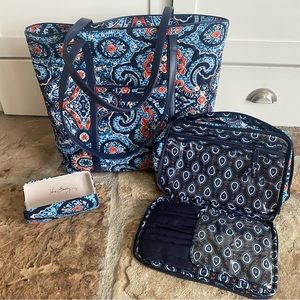 Like new, Vera Bradley 3-Piece Travel Set in Marrakesh. 🏝️